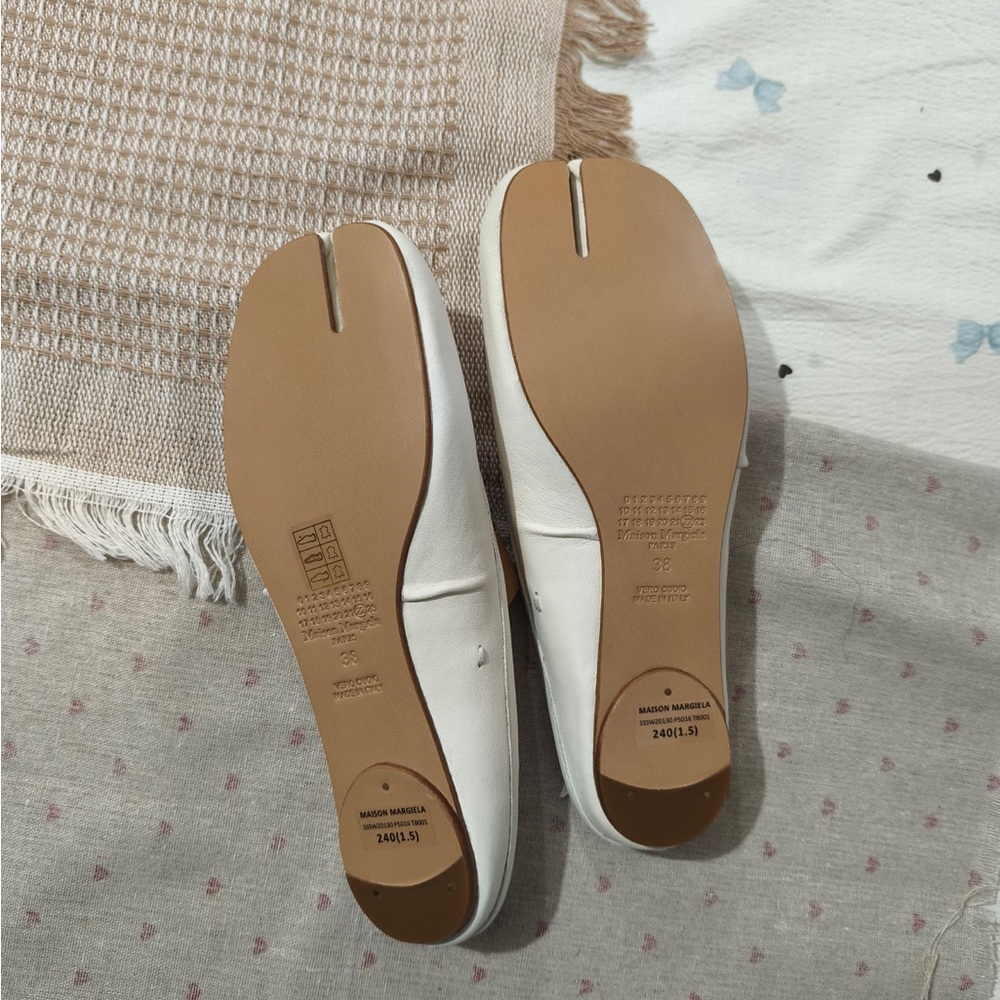 Maison Martin Margiela Cream Leather Ballet Flats with Tan Strap - Picture 9 of 13